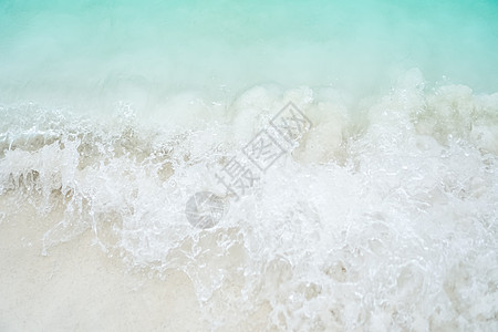 夏季沙子和水清洁海滩和白色沙子的顶视图与太阳浅蓝天和散景背景晴天阳光季节天空辉光太阳热带蓝色假期海浪图片