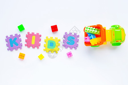 多彩的孩子玩具 字母为KIDS的拼图片在白色上闲暇收藏框架幼儿园男生游戏立方体孩子们教育积木图片