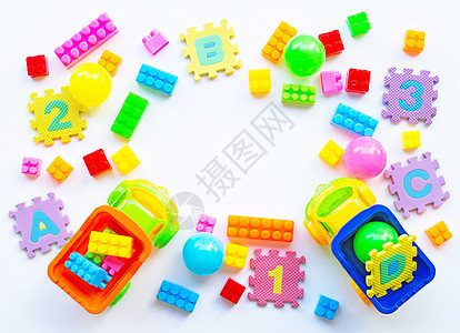 白色背景的多彩孩子玩具闲暇积木蓝色塑料幼儿园盒子立方体框架教育童年图片