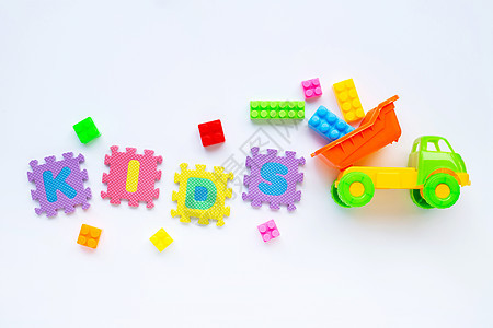 多彩的孩子玩具 字母为KIDS的拼图片在白色上婴儿教育闲暇盒子收藏孩子们积木幼儿园框架立方体图片