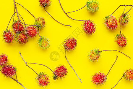 黄色背景的Rambutan 顶视图图片