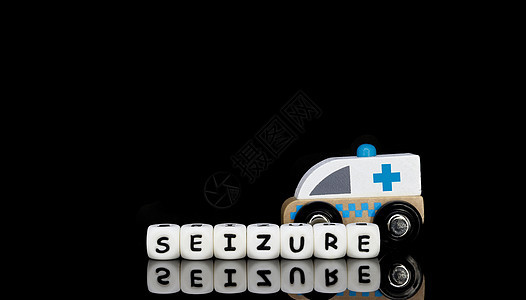 1辆玩具救护车和1个字图片