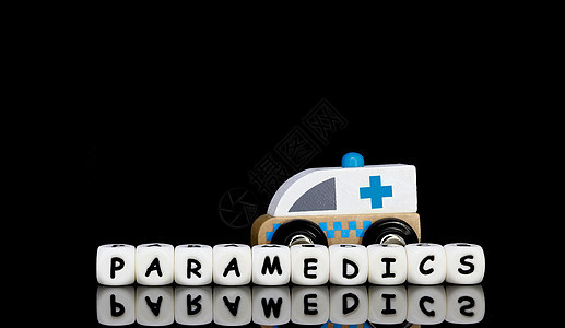 1辆玩具救护车和1个字的辅助医务人员图片