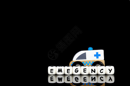 a 玩具救护车和字母字母车辆汽车救援诊所药品速度生活急诊室运输警报图片