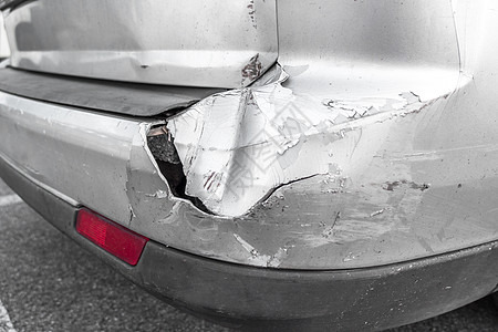 灰色车后背因路上事故损坏而受损旅行驾驶车轮交通街道情况金属保险车辆凹痕图片