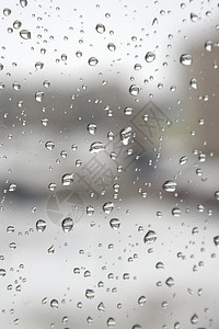 在寒冬的雨天玻璃建筑物灰色下雨天气雨滴薄雾图片