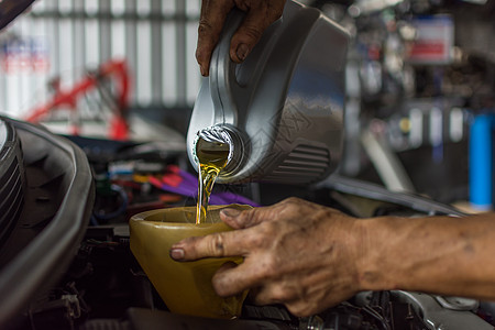 汽车修理工填充新鲜润滑油机机油汽油商业技术员身体工人摄影润滑剂发动机金子维修图片