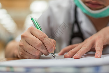 医生在医院撰写医疗保健和补救书写专家服务男性写作桌子药剂师男人诊所从业者工作图片