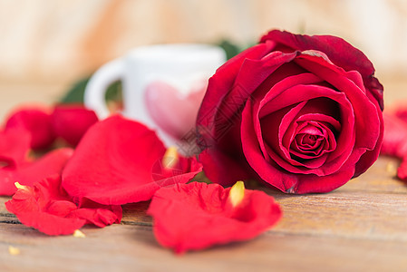情人节木地板上的红玫瑰花杯子工作室假期叶子纪念日制品桌子礼物木头花瓣图片