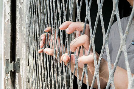女人的手在钢铁套上细胞女孩逮捕成人刑事锁定酒吧监禁女士囚犯图片