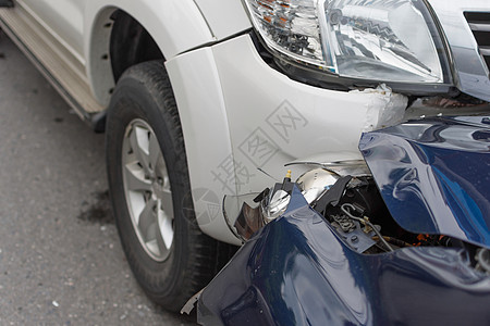 路上发生车祸导致车祸保险轿车经济灾难事故交通卡车驾驶汽车废料图片