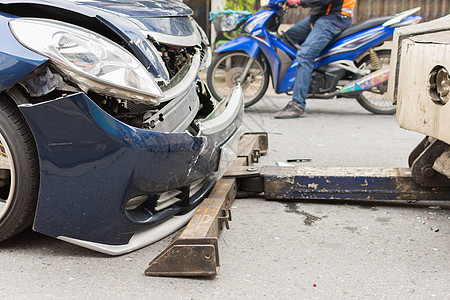 路上发生车祸导致车祸保险汽车回收床单维修事故街道发动机车辆驾驶图片