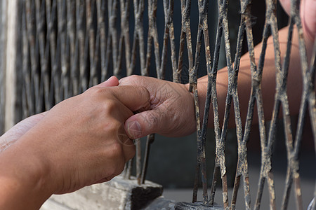 男人和女人的手 在钢铁板上男人成人锁定刑事惩罚监禁女性安全女士犯罪图片