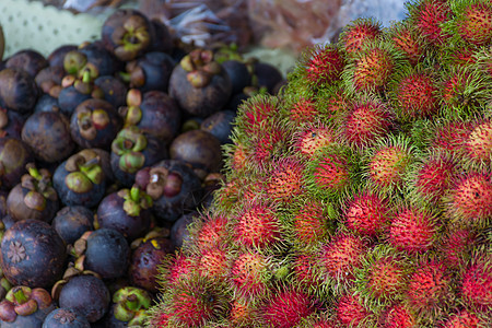 市场上的泰国异国水果(拉姆布丹和芒果)图片