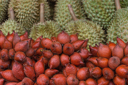 市场上的泰国异国水果(Salak和Durian)图片