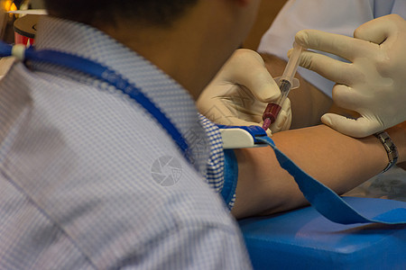 在化验室采集血液以进行健康检查医院助手样本护士考试科学实验室临床生物学注射器图片