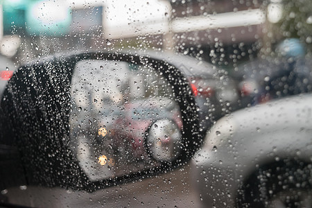 汽车后视镜和雨水滴图片