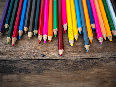 彩色铅笔放置在木质背景上 并为您的文本提供复制位置白色办公室绘画教育创造力黄色团体橙子绿色学校图片