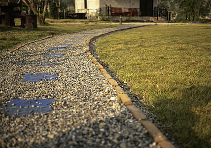 通往花园的小路由棕色和白色的小石头制成 石头行走纹理背景图片