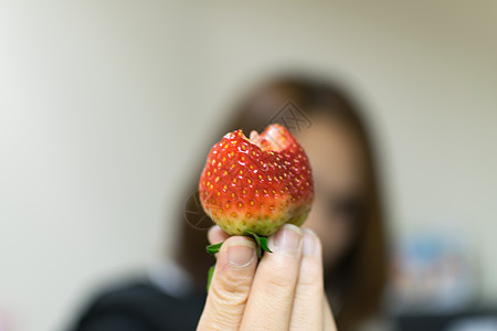 手握草莓活力饮食成人收成食物营养水果小吃厨房女性图片