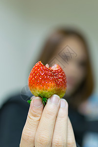 手握着咬痕的草莓图片