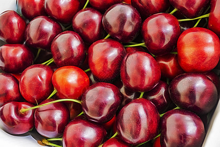 在盒子里闭紧红色樱桃收成水果浆果饮食甜点植物季节木头农业团体图片