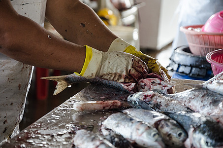 鱼的销售准备动物营养海鲜店铺市场渔夫红色钓鱼食物工人图片