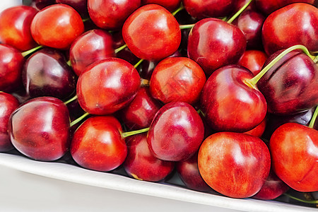 在盒子里闭紧红色樱桃饮食花园市场果汁季节木头收成水果浆果营养图片