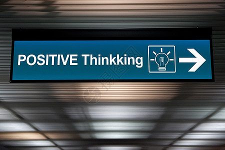 思考积极的概念 用灯泡图标和方向箭头来表示积极的思维方式图片