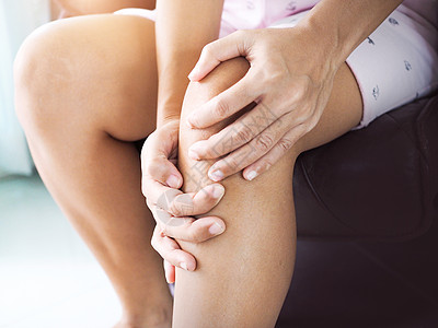 亚裔妇女坐着 膝膝痛 腿痛 关节痛图片