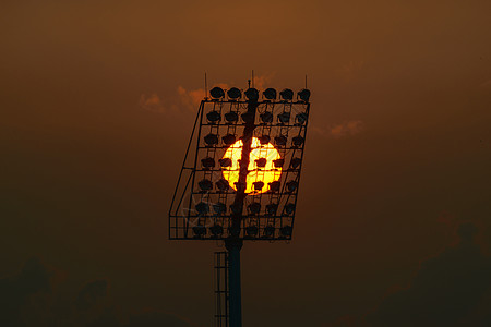 日出时有运动灯天际环境橙子城市力量体育场红色景观日落黄色图片