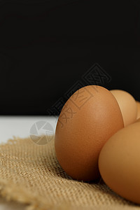 衣物桌布和白桌子上的鸡蛋切紧早餐新生儿生活亚麻饮食母鸡美食蛋白蛋黄横幅图片
