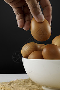 衣物桌布和白桌子上的鸡蛋切紧食物厨房蛋壳烹饪亚麻蛋黄横幅新生儿蛋白奶制品图片