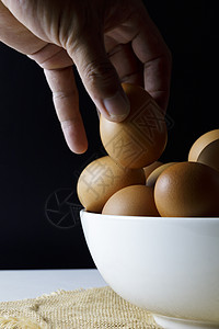 衣物桌布和白桌子上的鸡蛋切紧早餐烹饪蛋黄蛋白食物团体奶制品农场母鸡美食图片