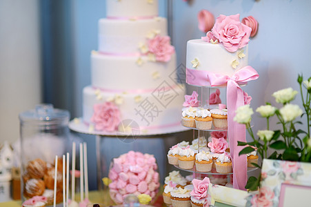 白色的婚礼杯式蛋糕 装饰着鲜花餐厅蛋糕婚姻花朵环境糖果宴会接待丝带食物图片