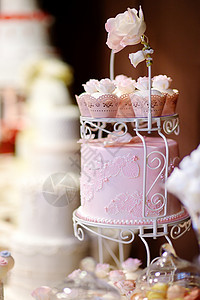 白色的婚礼杯式蛋糕 装饰着鲜花庆典食物丝带宏观环境宴会面包婚礼婚姻糖果图片
