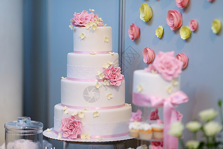 白婚礼蛋糕 装饰粉红花丝带餐厅蕾丝派对婚礼食物宴会庆典幸福接待图片