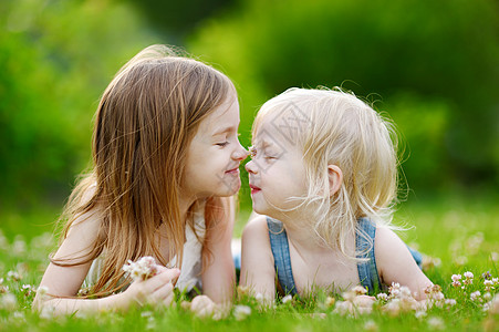 两个可爱的小妹妹 躺在草地上孩子孩子们姐姐幼儿园喜悦乐趣场地童年微笑朋友图片