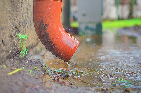 排水管缝合产生的雨水塑料落水管排水沟管道石头房子路面天气流动橙子图片