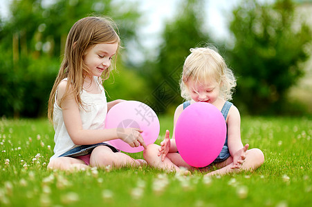 两个小姐妹 玩得开心的维思气球图片