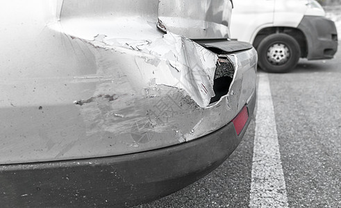 灰色车后背因路上事故损坏而受损碰撞安全车辆金属凹痕街道危险车轮保险旅行图片