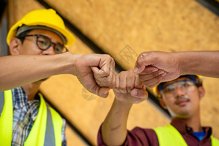 工程师和建筑师携手合作 共同建设成功的项目男人二人药片建筑工程工地商务团体建造业安全帽图片