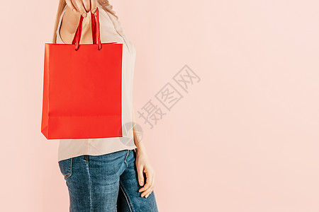 购物和消费 年轻漂亮的女孩带着纸袋购物 粉红色的背景 节日礼物的选择 为自己购物 小样销售微笑购物者闲暇销售量狂欢假期成人消费者图片
