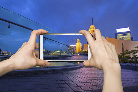 女孩在夜视中用手机智能手机拍照 老克洛电话假期快照地标房子港口技术石头天空自拍图片
