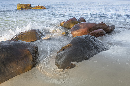 沙沙海滩的岩石上喷洒着巨浪飞溅波纹休息气泡流动海岸线环境风暴运动海洋图片