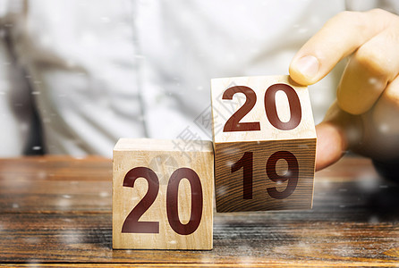 两个木块 编号为 2019 年和 2020 年 新年的概念开始 新目标 在下一个十年 世界的趋势 制定计划和目标 迈向未来 寻找图片