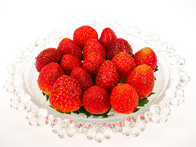 玻璃板上的新鲜草莓植物饮食甜点红色盘子绿色水果减肥花园浆果图片