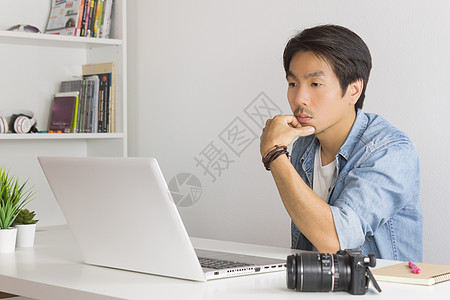 亚洲摄影师或自由侠在La前认真思考的工作技术企业家自由职业者男性休闲职场男人人士职业图片