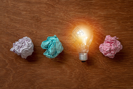 在折叠办公纸中间的灯泡中创新文档发明商业天才浪费头脑创造力风暴想像力图片