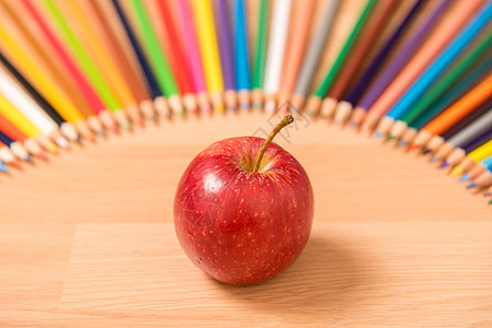 红色苹果 周围有铅笔图片